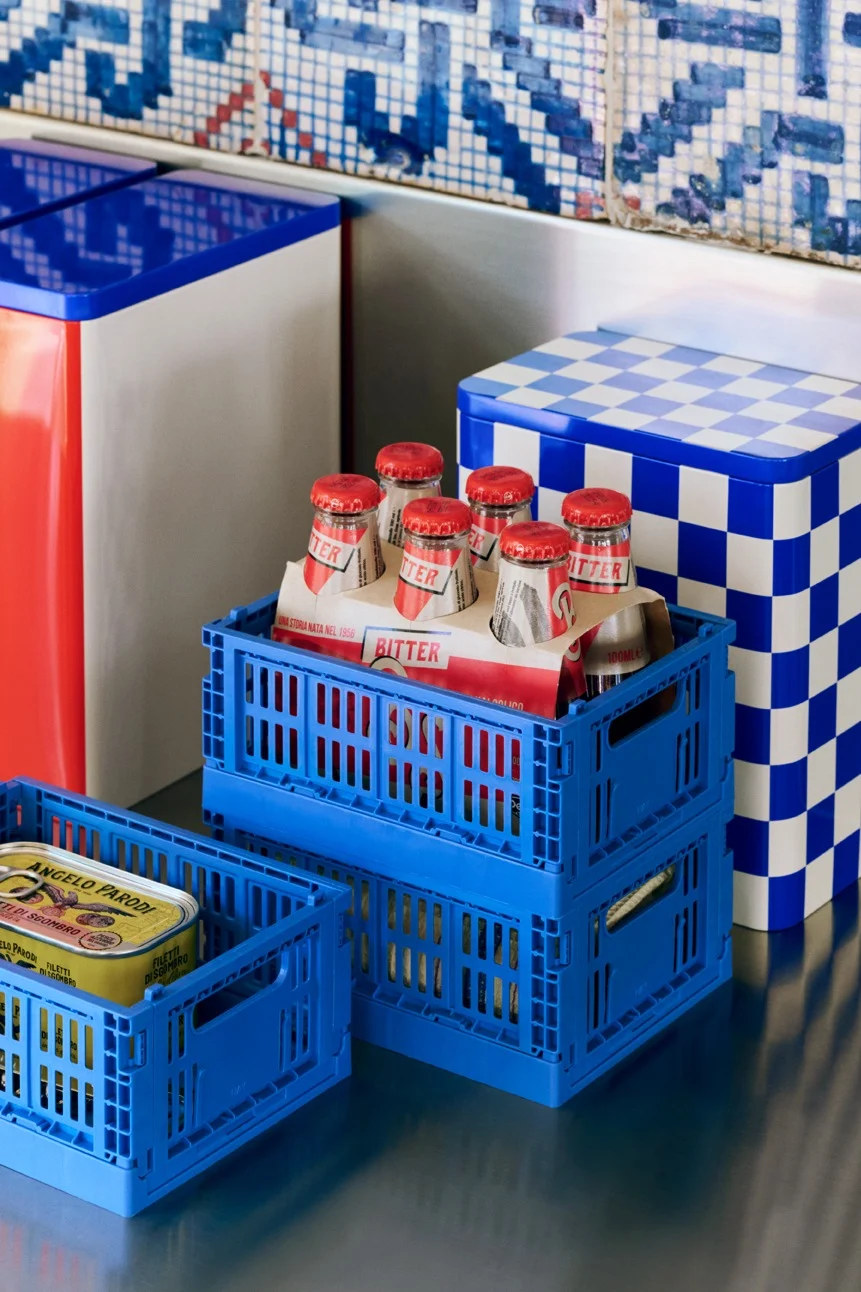 Die Colour Crate Boxen von HAY sind in verschiedenen Farben und Größen erhältlich und helfen Ihnen beim Organisieren der Vorratskammer.