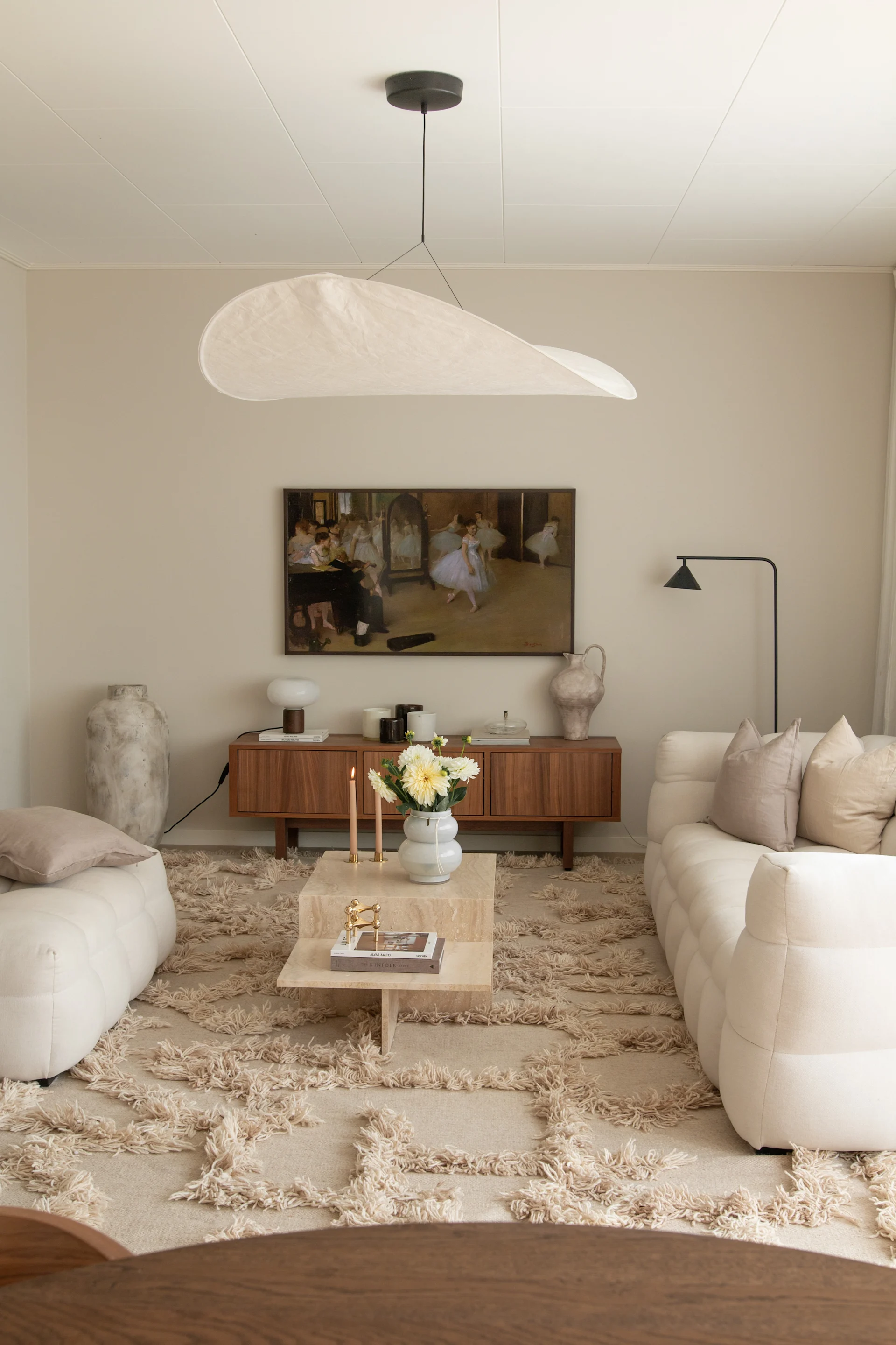 Gestalten Sie ein gemütliches Hygge-Wohnzimmer, wie hier von der schwedischen Influencerin @joanna.avento mit beruhigenden Beigetönen. 