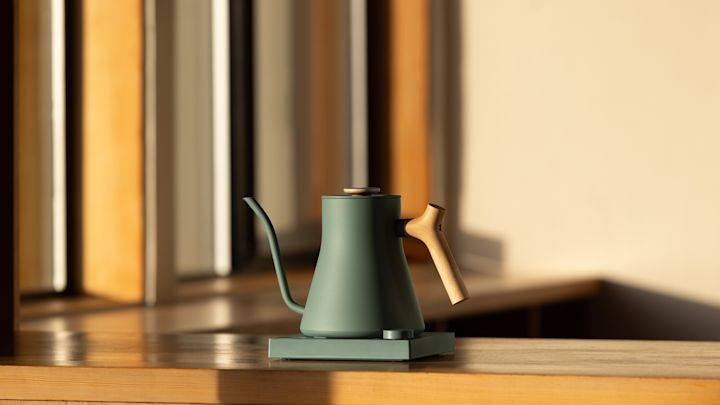 Gläser, Teller und Schalen von Iittala in schönem Tageslicht stehen auf dem Tisch. 