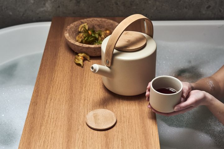 Die Theo Teekanne und Teetassen von Stelton sorgen für eine entspannte Spa- Atmosphäre im Badezimmer.