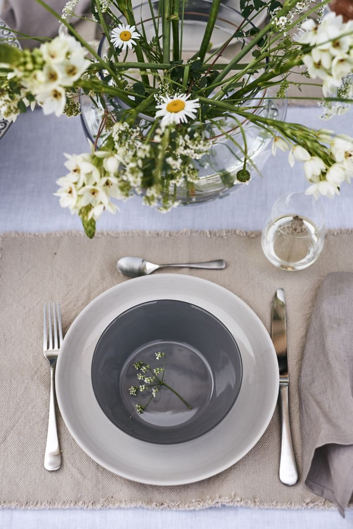 Decken Sie den Tisch für den Mittsommer in einem minimalistischen Stil mit modernem Porzellan in neutralen Tönen. 