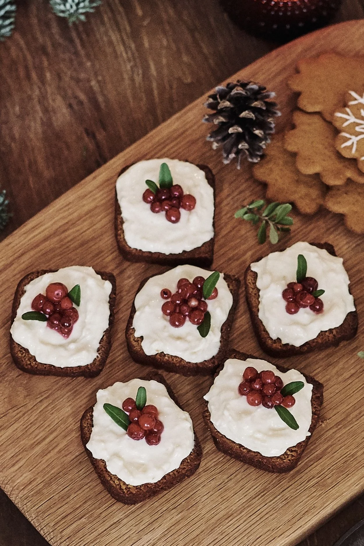 Skandinavischer Glühwein und weitere Weihnachtsrezepte: Hier sehen Sie die fertigen weichen Lebkuchen mit Glasur und Dekoration auf einem Holzbrett von Markus Aujalay, daneben ein paar Plätzchen.