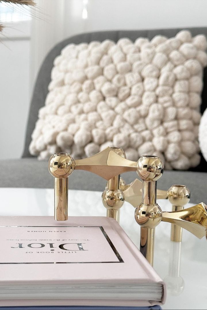 Boho und weitere Einrichtungsstile: Setzen Sie für den luxuriösen skandinavischen Einrichtungsstil auf goldene Elemente, beispielsweise in Form des Stoff Nagel Kerzenhalters, hier zu sehen bei der Instagram-Userin atikas_blog.