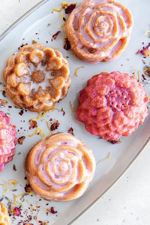 Valentinstag zu Hause: Backen Sie rosenförmige Küchlein für Ihren Schatz zum Valentinstag, beispielsweise mit der Rosebud-Kuchenform von Nordic Ware.