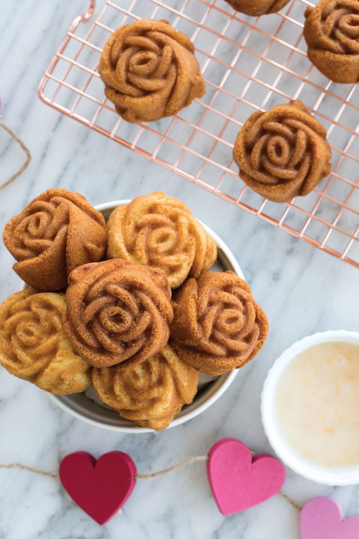 Valentinstag zu Hause: Backen Sie rosenförmige Küchlein für Ihren Schatz zum Valentinstag, beispielsweise mit der Rosebud-Kuchenform von Nordic Ware.