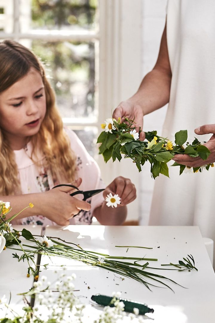 Eine schöne Sommer Aktivität ist das binden von Blumen Kränzen