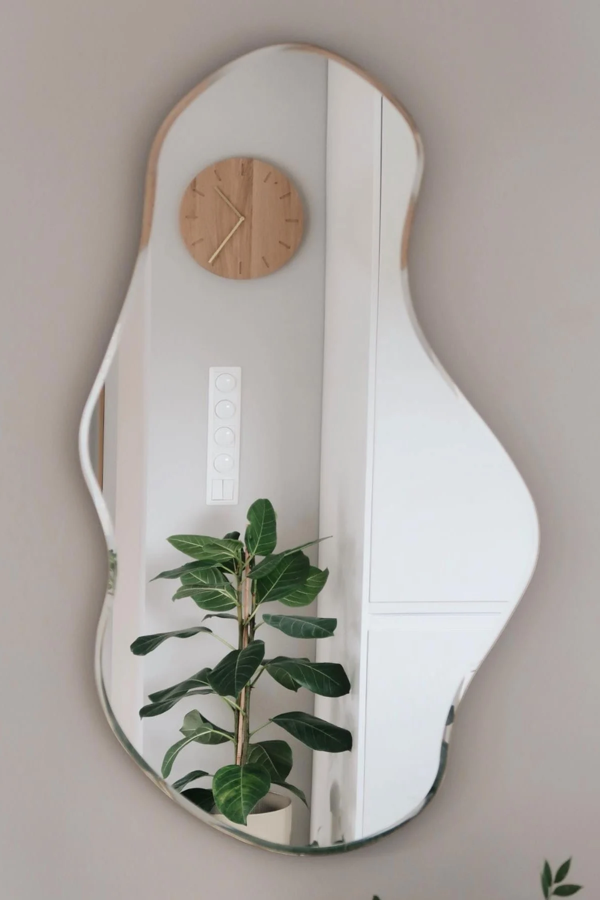 Organische Spiegel, wie der Pond Spiegel von Ferm Living im Zuhause von @casa_pedersen eignen sich besonders gut für die Einrichtung nach Feng Shui.