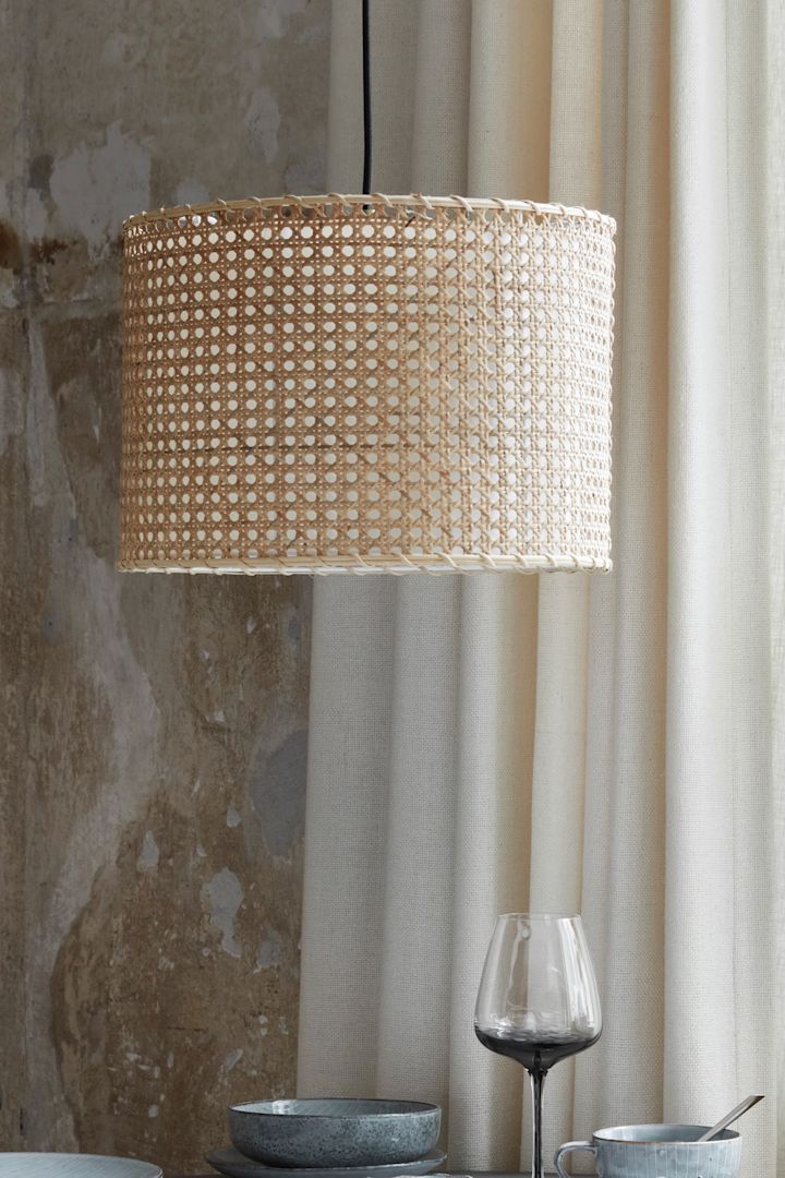 Rattan und Jute zählen zu den Wohntrends im Herbst 2021 – wie hier die Ruben Leuchte aus Rattan von Broste Copenhagen.