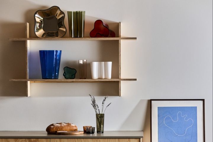 Hier sehen Sie Produkte aus der Alvar Aalto-Kollektion auf einem Regal in einer modernen Küche platziert.