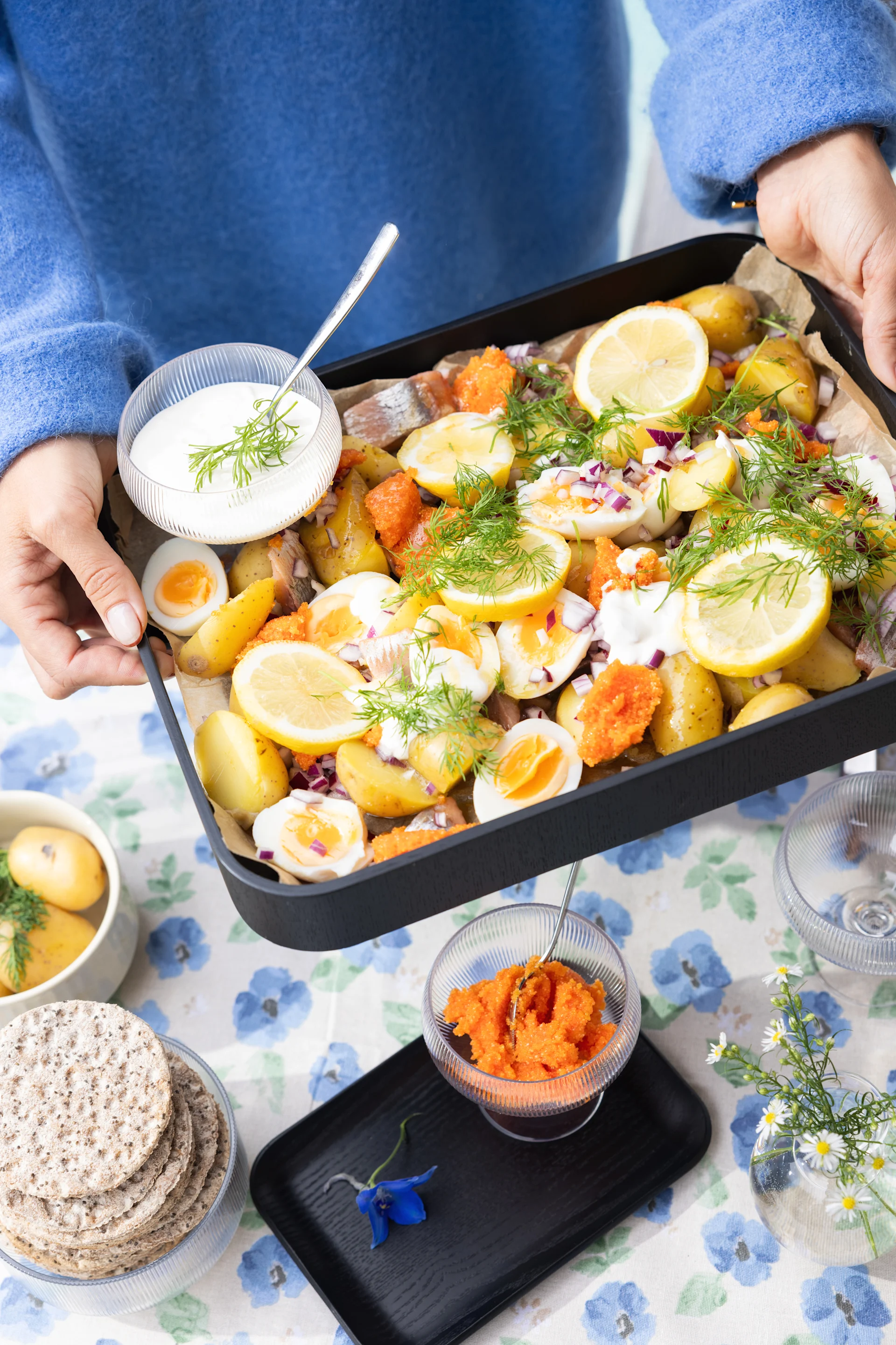 Sommerlicher Matjes-Kartoffelsalat mit Ei und Dill wird auf dem Hanna Tablett von Sagaform serviert.