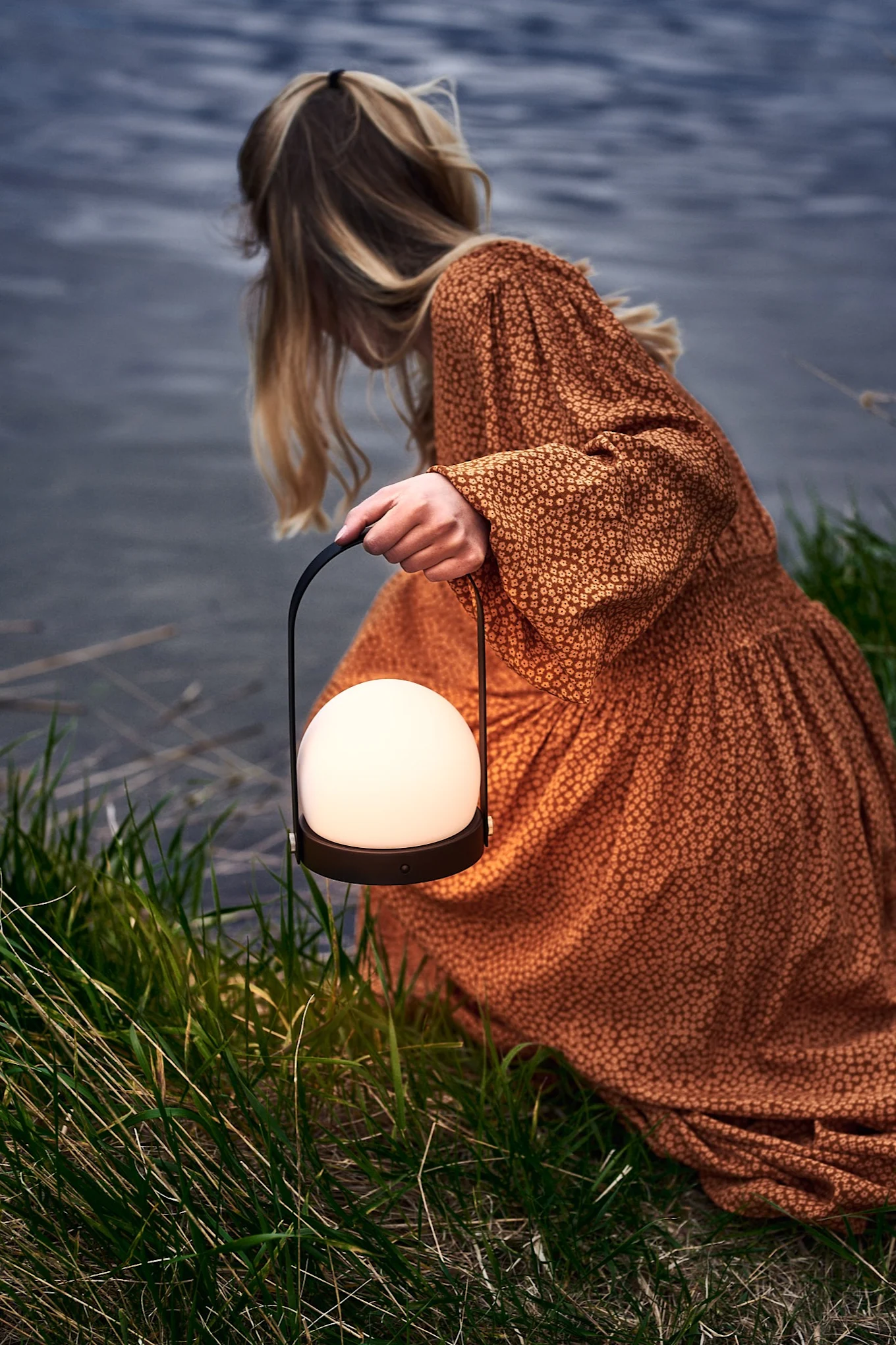 Eine LED Laterne von Menu eignet sich hervorragend für das Zelten im Garten wenn die Dunkelheit hereinbricht