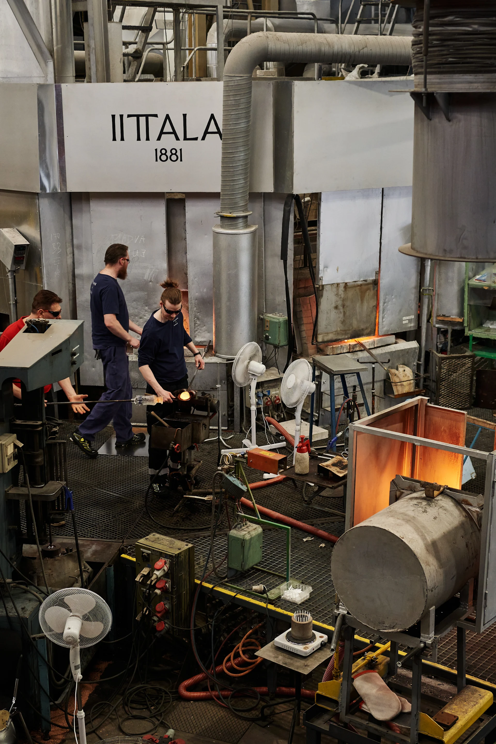 Produktion in der Glasfabrik von Iittala, wo Handwerker Glas blasen.