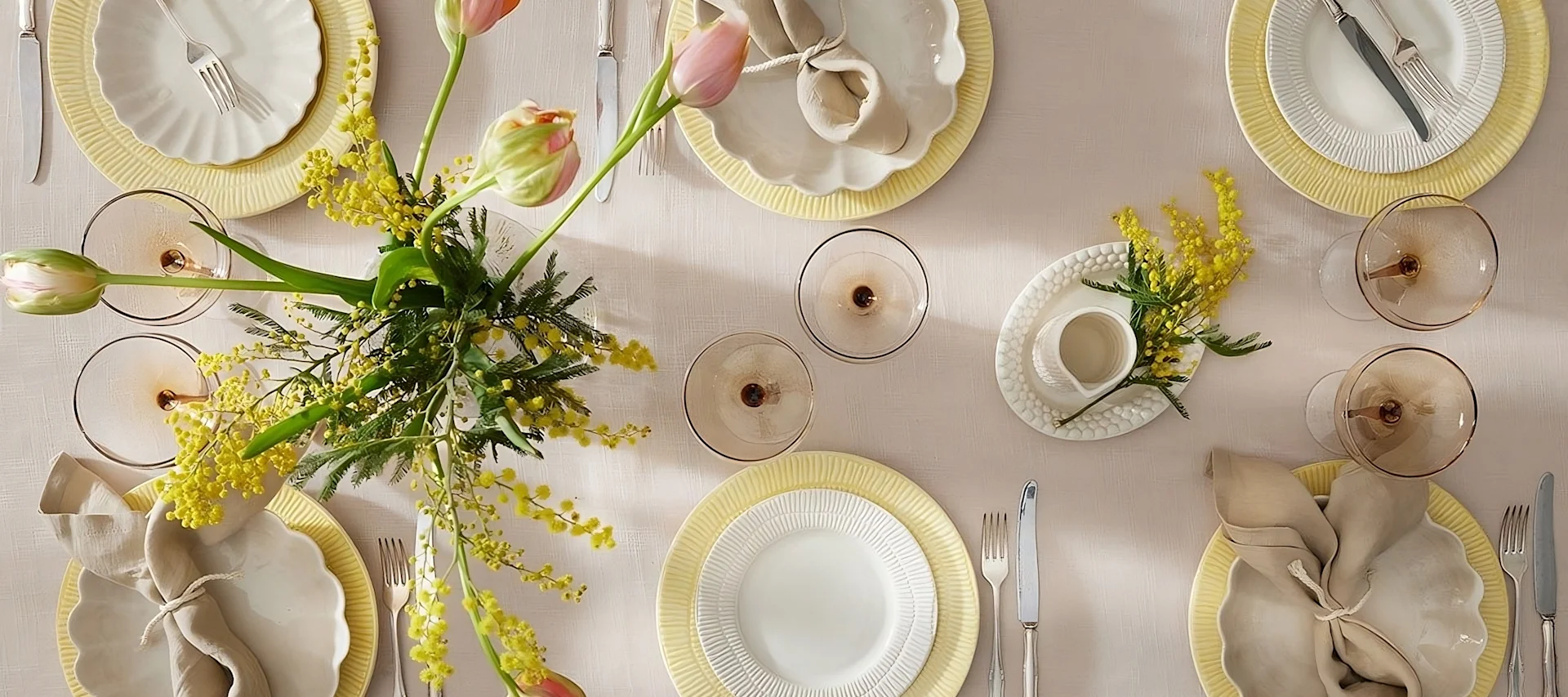 Eine farbenfrohe Tischdekoration zu Ostern, bestehend aus Stripes Teller von Mateus, Gläsern von Byon und Servietten von Scandi Living.