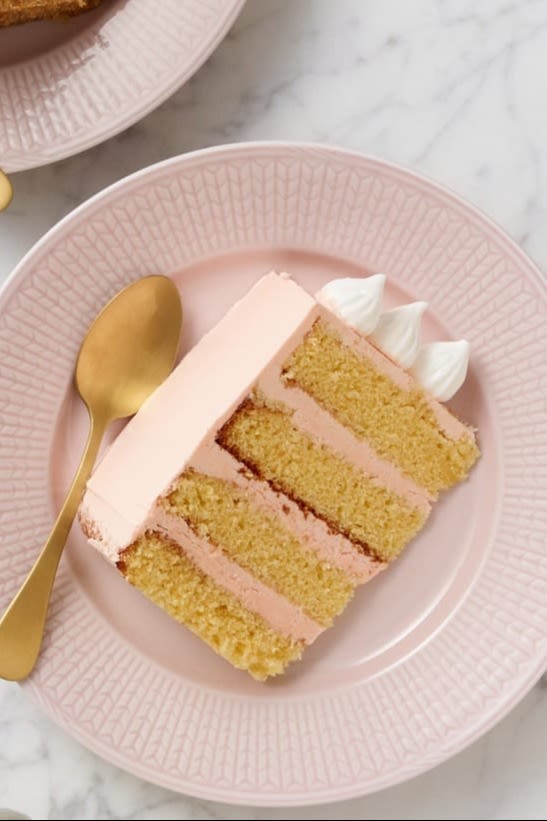 Valentinstag zu Hause: Backen Sie Ihrem Schatz eine rosafarbene Torte und servieren Sie diese auf einem rosafarbenen Teller aus der Swedish Grace-Serie von Rörstrand.