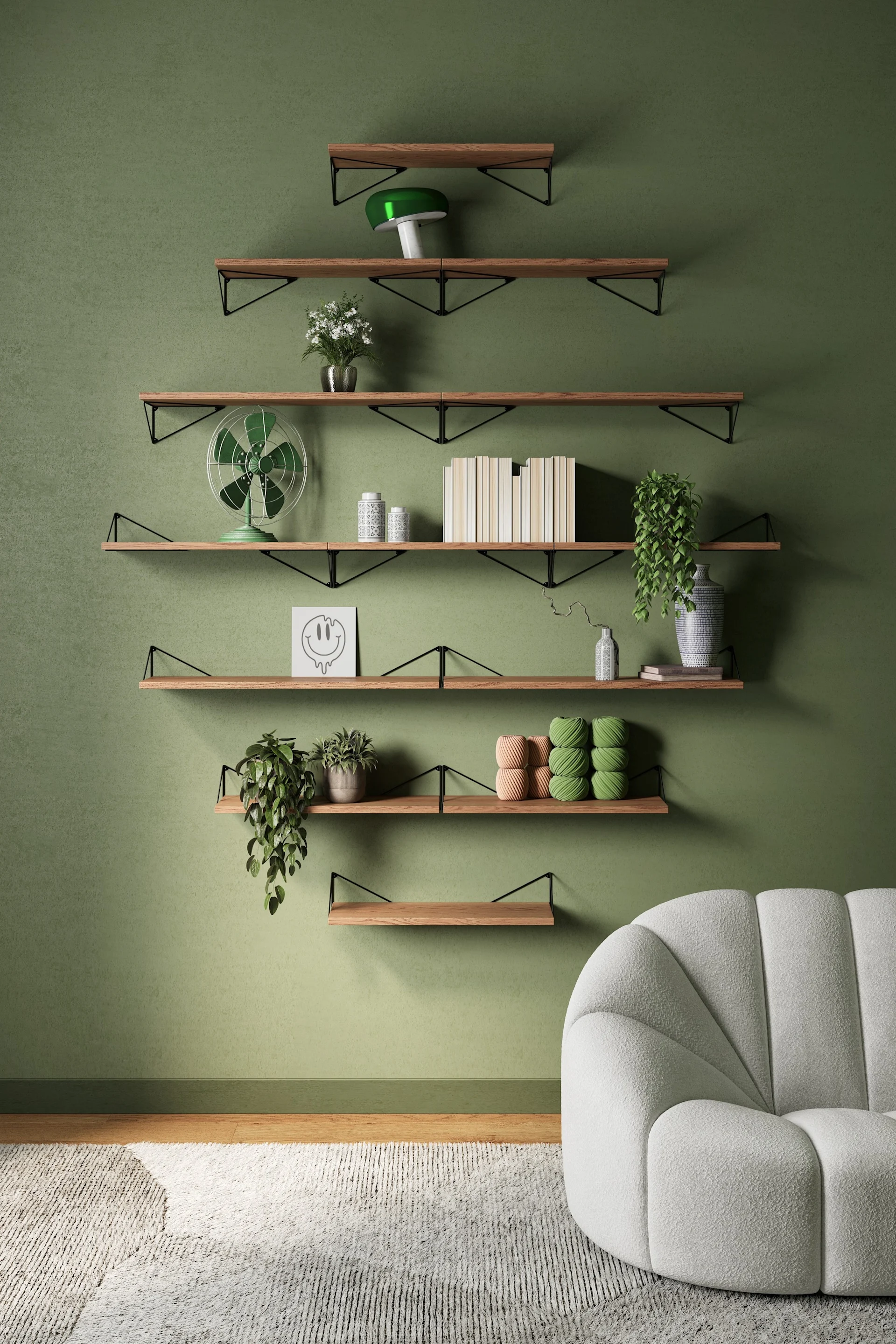 Eine grüne Wand mit Holzregalen, dekoriert mit Pflanzen, Büchern, einem Retro-Ventilator, einer grünen Pilzlampe und einem weißen Sessel auf einem Teppich.
