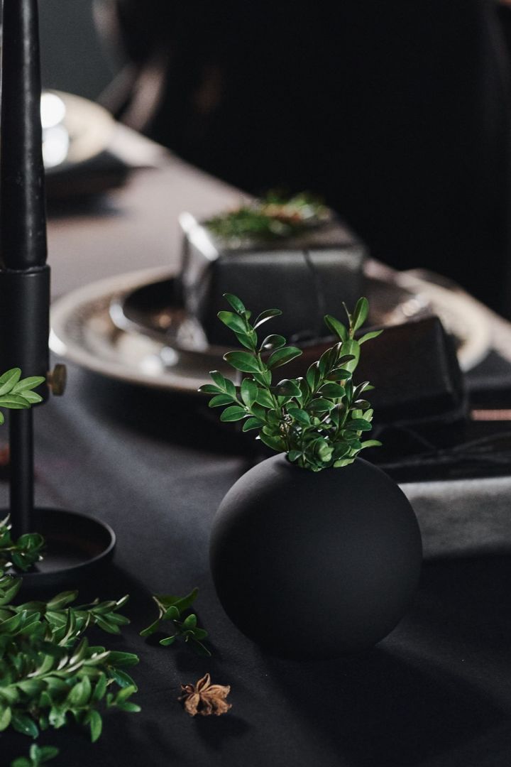 Eine dramatische Tischdeko in Schwarz: Decken Sie den Tisch mit der Ball Vase in Schwarz von Cooee Design.
