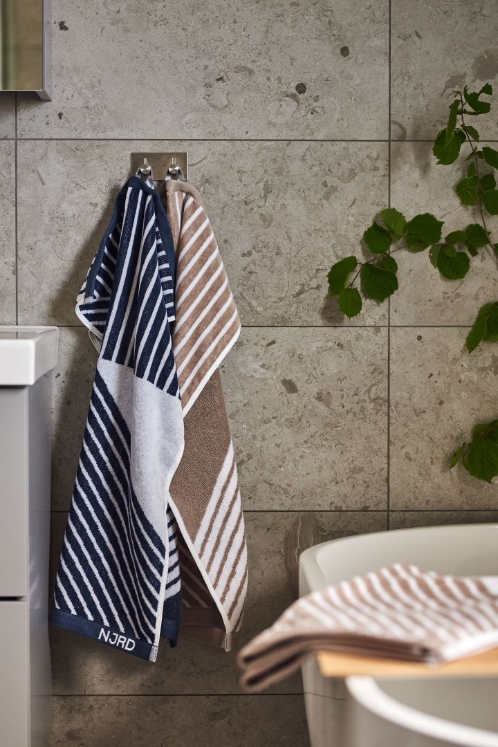 Wellness zu Hause in Ihrem Badezimmer - dekorieren Sie mit weichen Handtüchern Stripes von NJRD in Beige und Blau.