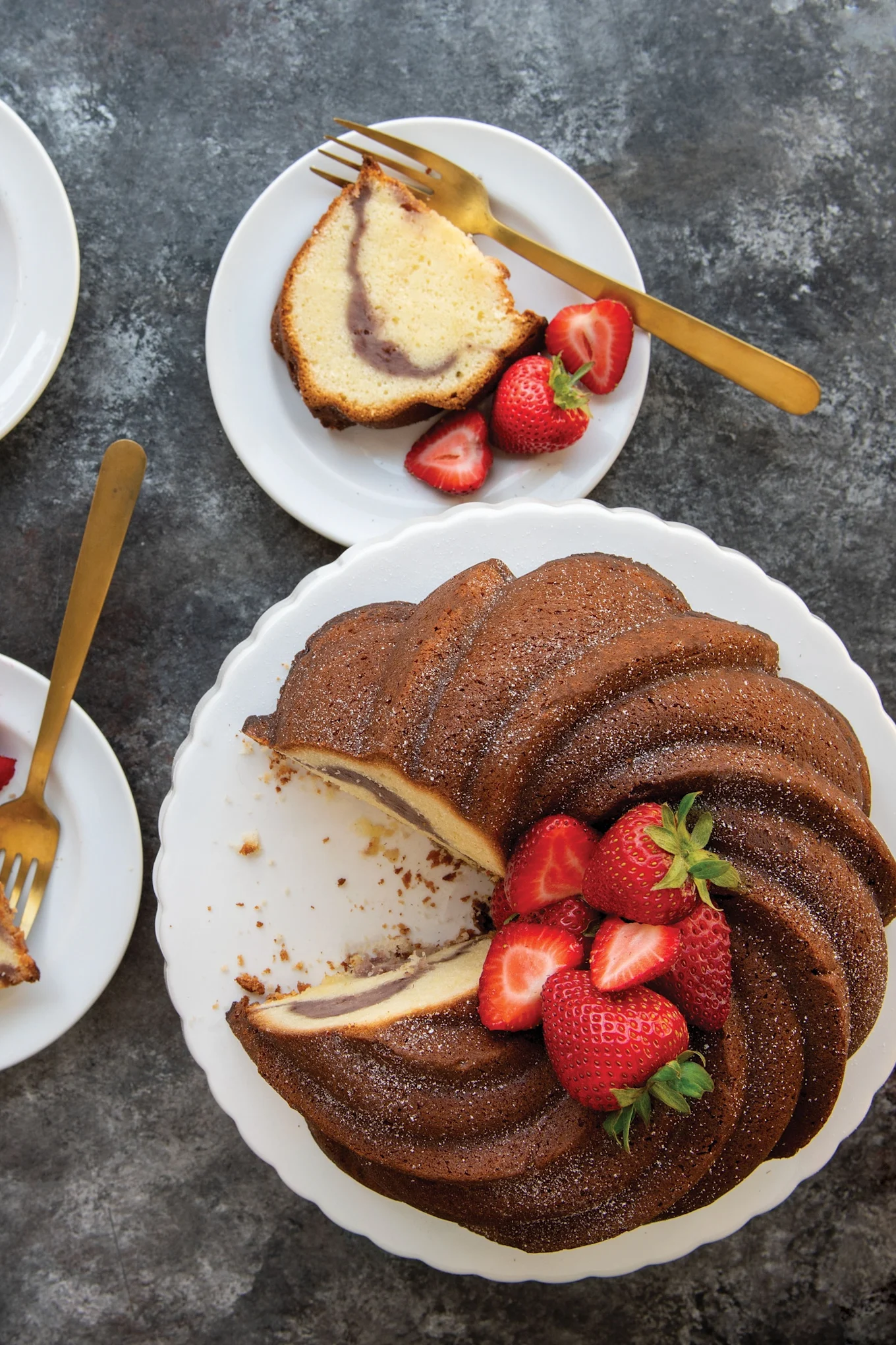 Backen Sie zum Valentinstag zu Hause etwas Besonderes. Hier sehen Sie einen Marmorkuchen mit Erdbeeren aus der Swirl Bundt Backform von Nordic Ware.