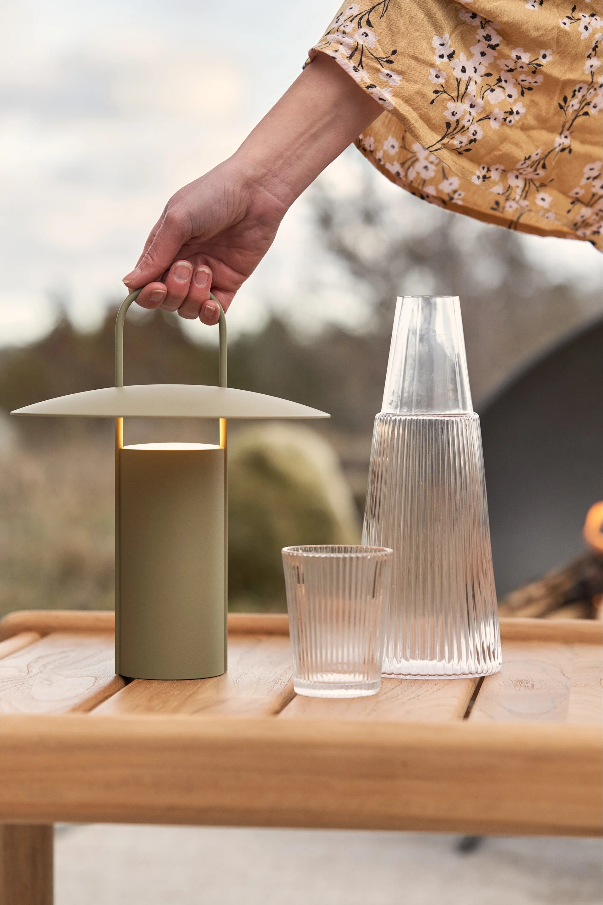 Balkon Ideen: Nutzen Sie die tragbare Tischleuchte Ray von Audo Copenhagen, eine hellgrüne Lampe mit modernem Design, die Sie auf Ihrem Balkon platzieren können, um Ihre Sommerabende zu erhellen.