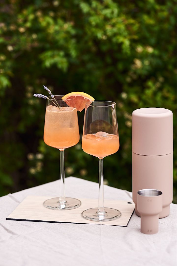 Der Sommerdrink mit Grapefruit und Sekt ist ein einfaches und köstliches Sommerrezept zum Ausprobieren. 