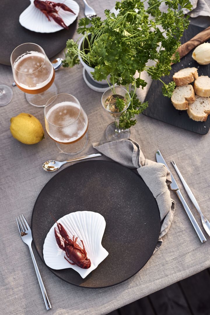 Veranstalten Sie eine schwedische Krebsparty und decken Sie den Tisch mit Details aus dem Meer, zum Beispiel mit diesem Muschelteller von Byon.