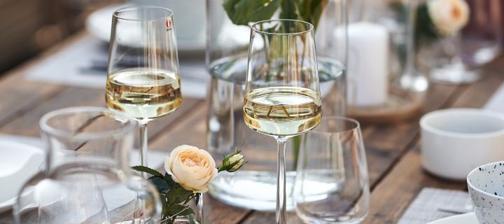 Drei Möglichkeiten, den Tisch mit Essence Weingläsern von Iittala für den Frühling und Sommer zu decken.