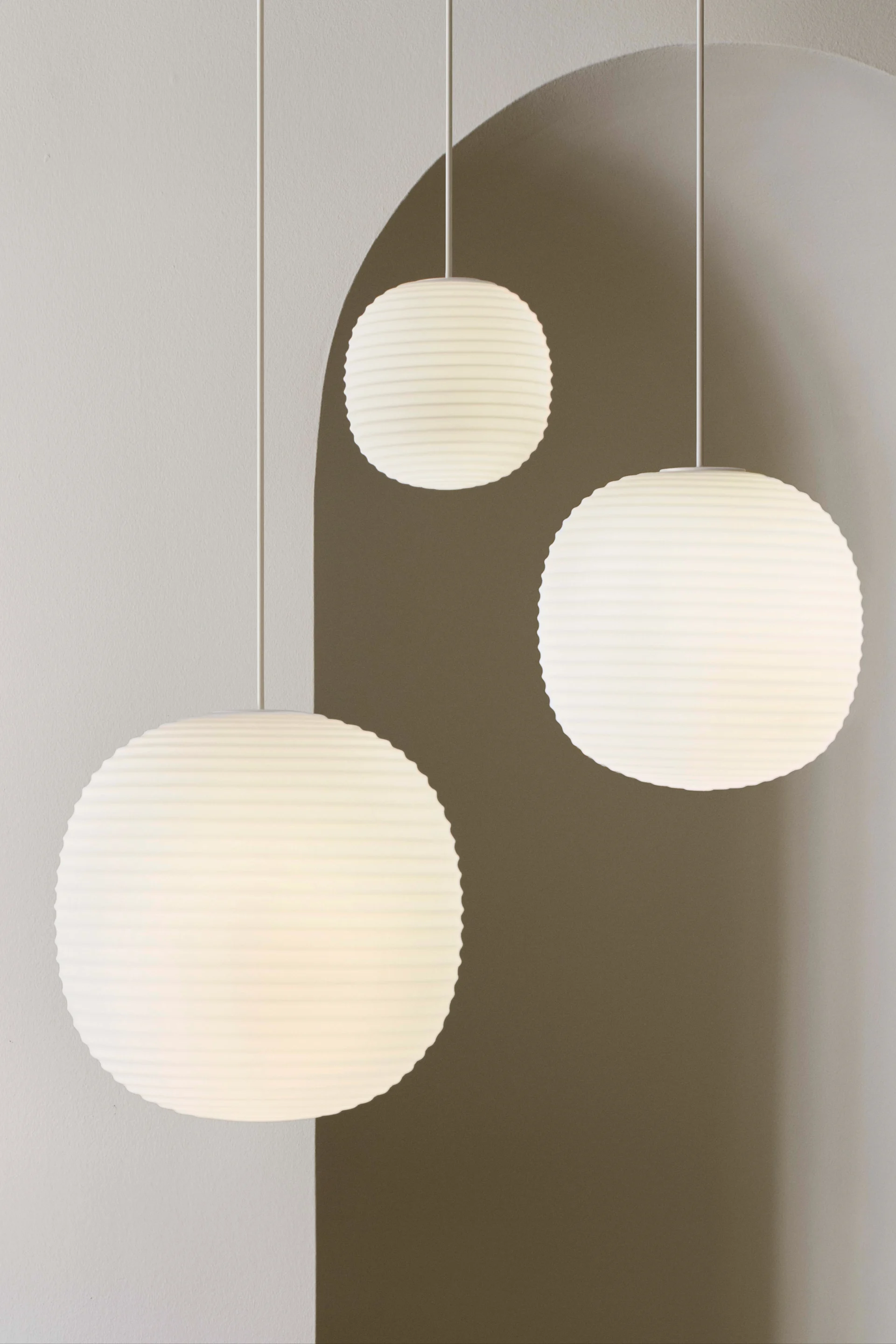 Deckenleuchten fürs Wohnzimmer: Hier hängen drei Lantern-Pendelleuchten von New Works.