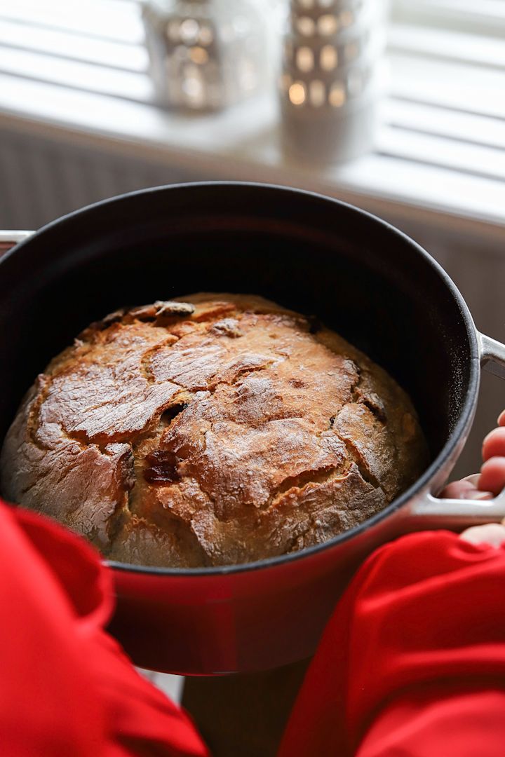 Weihnachtsrezepte  von Baka med Frida: Hier sehen Sie einen fertigen Brotteig im Truffle Topf in Weiß von Staub.