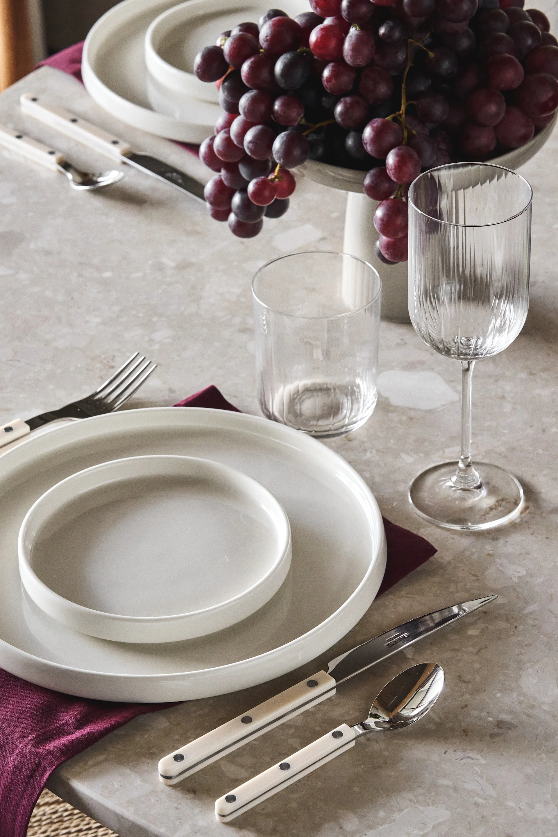 Geschenkideen zum Muttertag: Ein gedeckter Tisch mit Tellern aus der Taper-Kollektion und Gläsern aus der Pristine-Kollektion von Scandi Living.