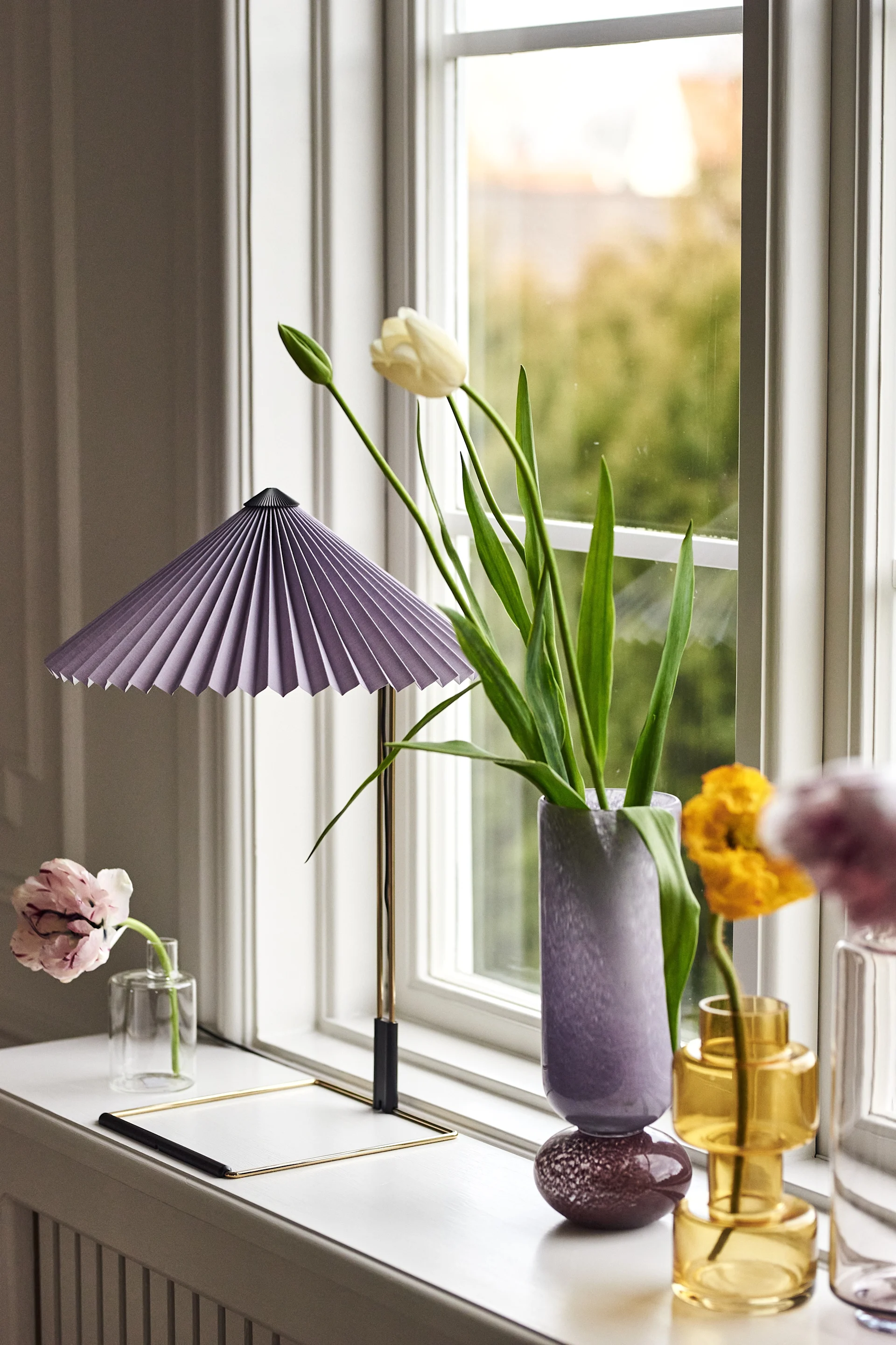 Bringen Sie Pastellfarben in Ihr Interieur, indem Sie mit der Tischleuchte Matin von HAY in Lavendelviolett dekorieren.