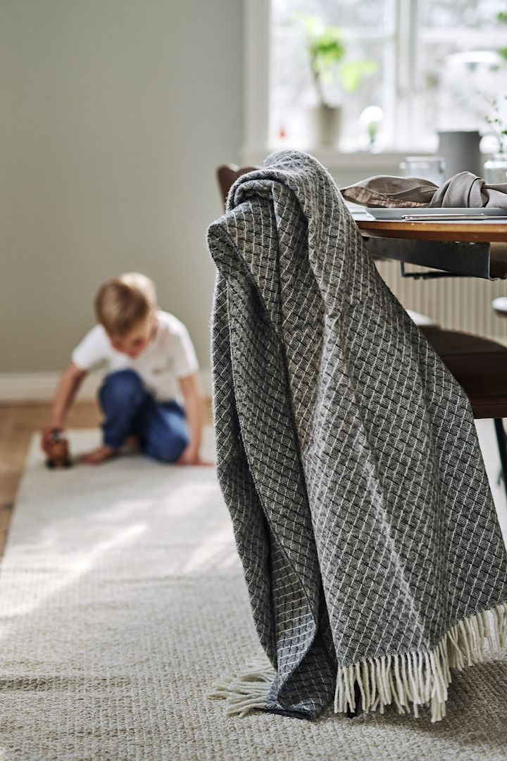 Wicker Wolldecke von Nordic Nest,Fallow Teppich von Scandi Living.