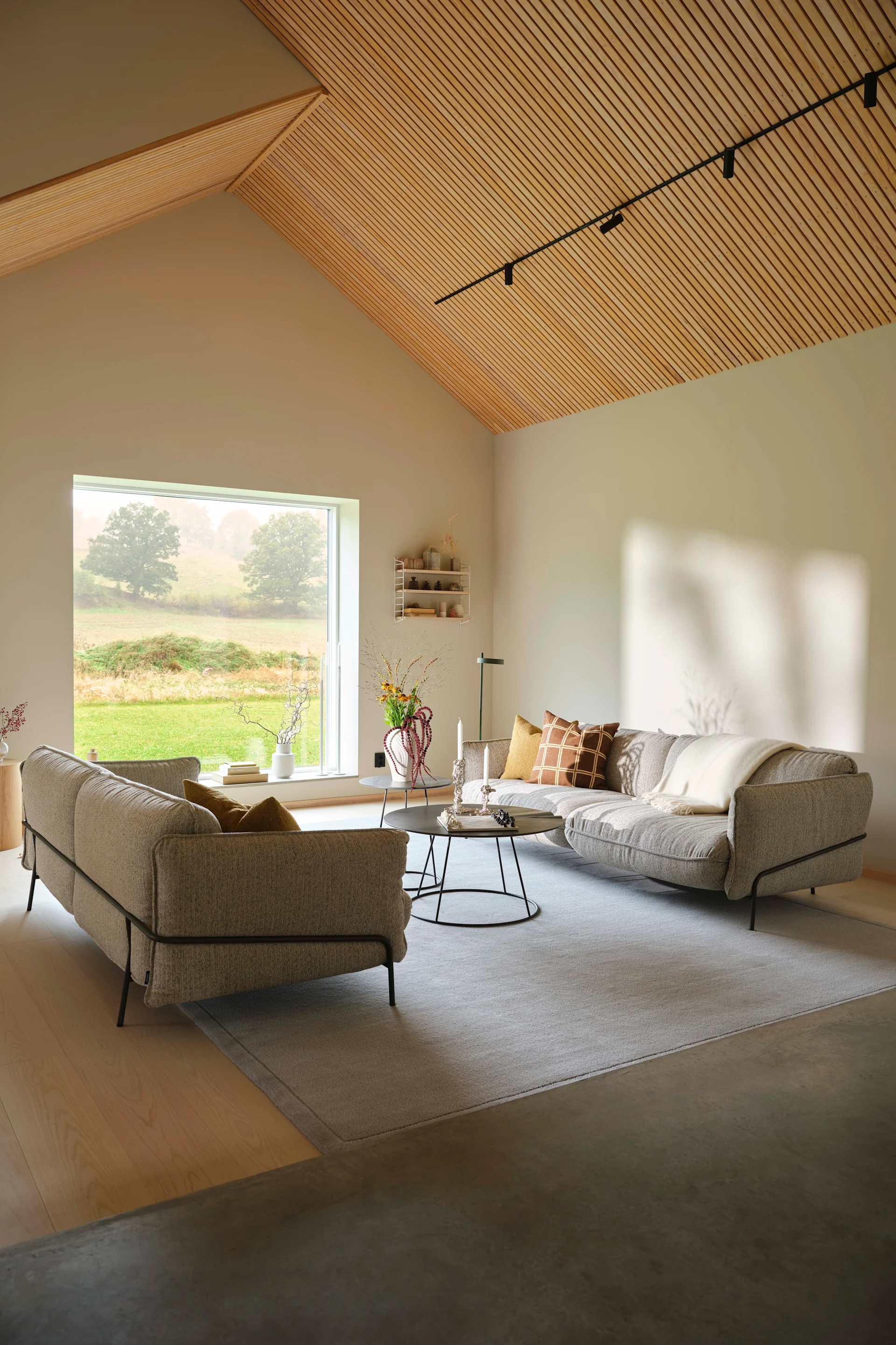 Wicker Wolldecke von Nordic Nest,Fallow Teppich von Scandi Living.