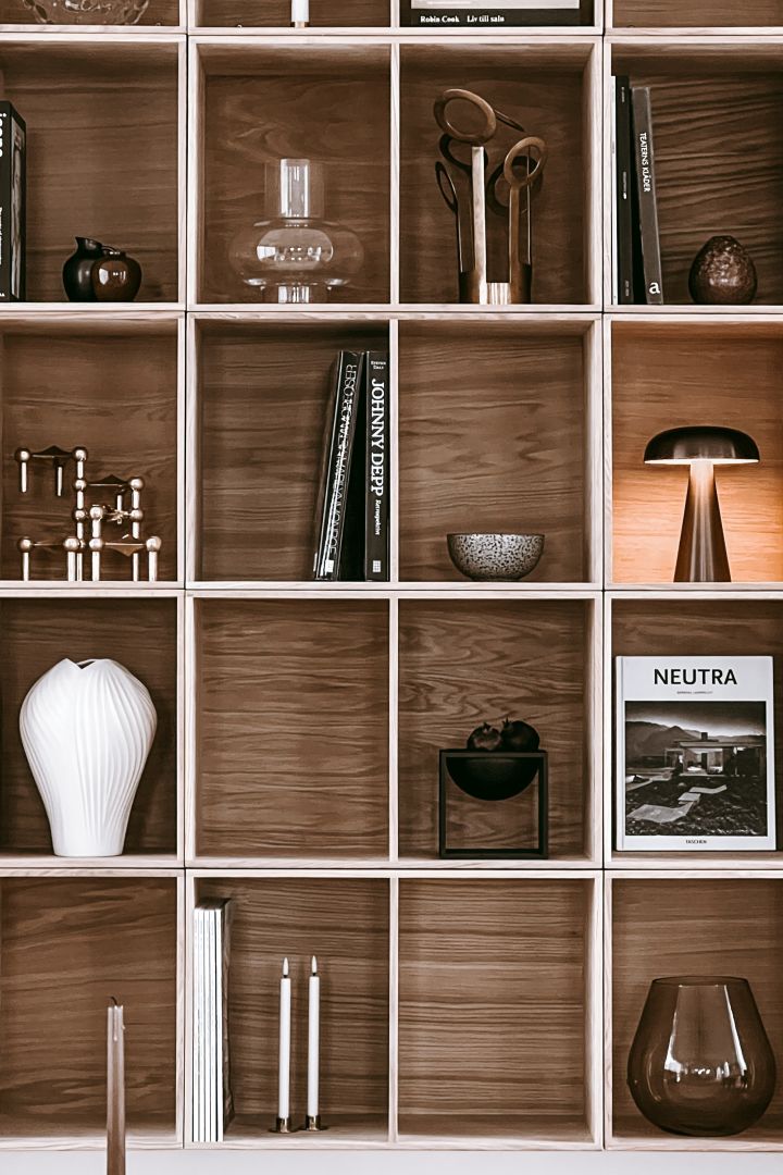 Deko-Ideen für das Ihr Bücherregal: Inspiration im Haus von Anela Tahirovic @arkihem - Blickfänge sorgen für einen durchdachten und wirkungsvollen Eindruck in Ihrem Bücherregal.