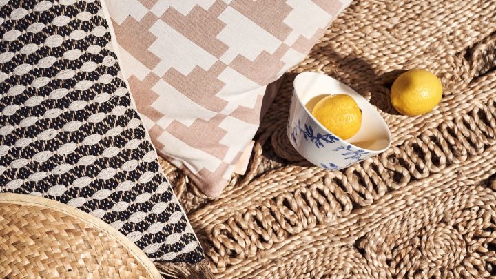 Tipp &: Dekorieren Sie Ihrer Terrasse im mediterranen Stil mit Rattan Teppichen und weichen Kissen.