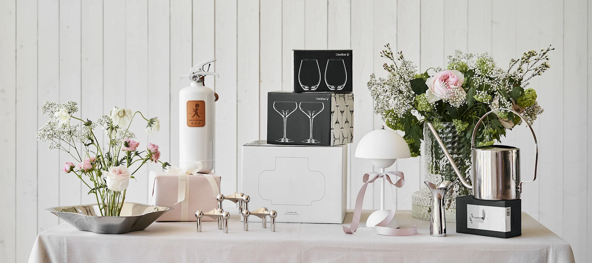Designklassiker sind immer eine gute Hochzeitsgeschenk-Idee, hier der Kerzenständer von Stoff Nagel, der Feuerlöscher von Solstickan, die Schale von Alvar Aalto, die tragbare Lampe Flowerpot VP9 und die Vase Kolonn von der Glashütte Skrufs.