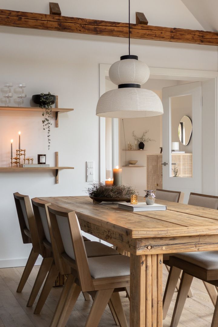 Kreieren Sie ein skandinavisches Zuhause mit @haus_tannenkamp, hier sehen Sie einen rustikalen Esstisch mit modernen Akzenten. 