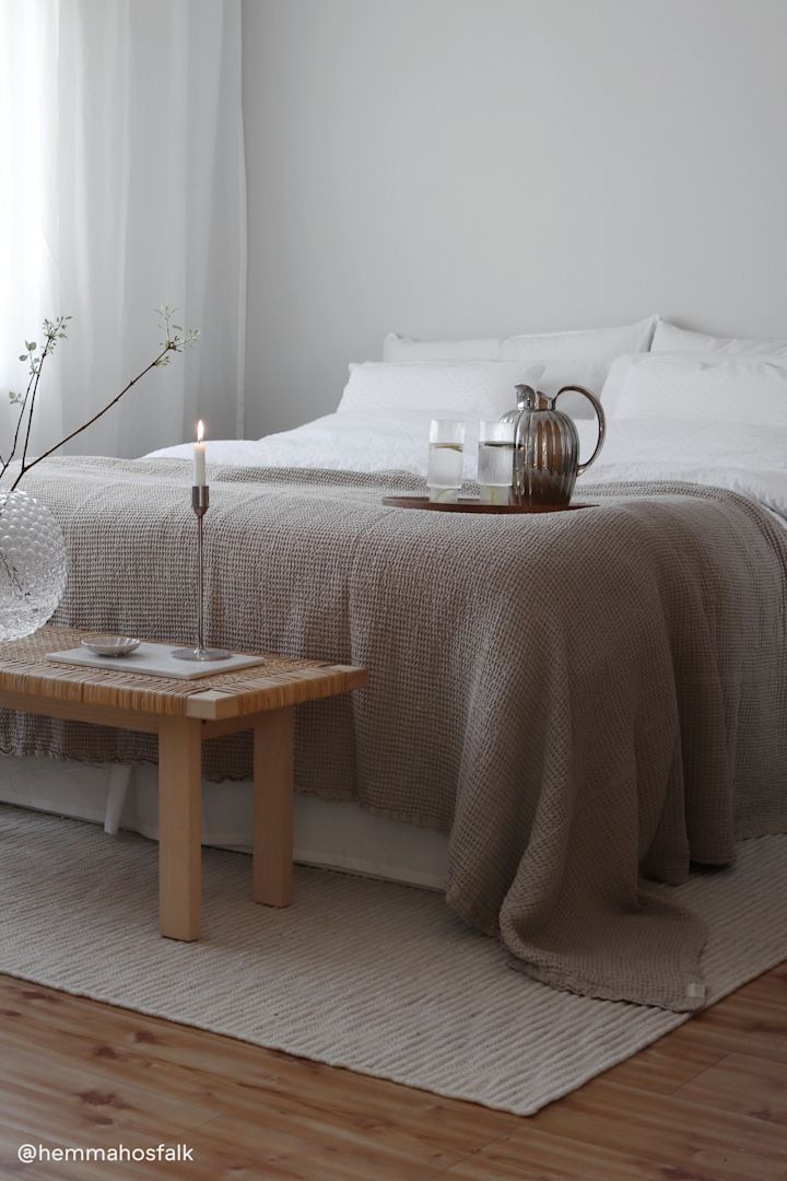 Der weiße Kieselwollteppich von Scandi Living verleiht Ihrem Schlafzimmer einen stylischen und gemütlichen Touch. Foto: @hemmahosfalk