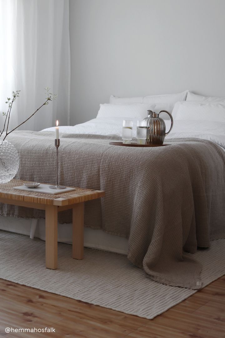 Der weiße Kieselwollteppich von Scandi Living verleiht Ihrem Schlafzimmer einen stylischen und gemütlichen Touch. Foto: @hemmahosfalk