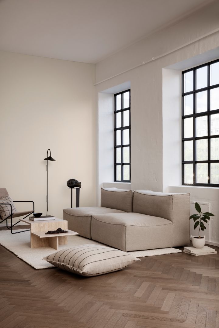Wohntrend 2021 – Wohnzimmer von Ferm Living mit Ton-in-Ton-Beige-Farben und strengen Linien auf den Möbeln.