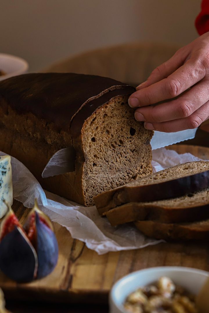 Weihnachtsrezepte  von Baka med Frida: Schneiden Sie das fertige Brot mit einem passenden Messer in Scheiben, beispielsweise mit dem Norr Messer von Fiskars.