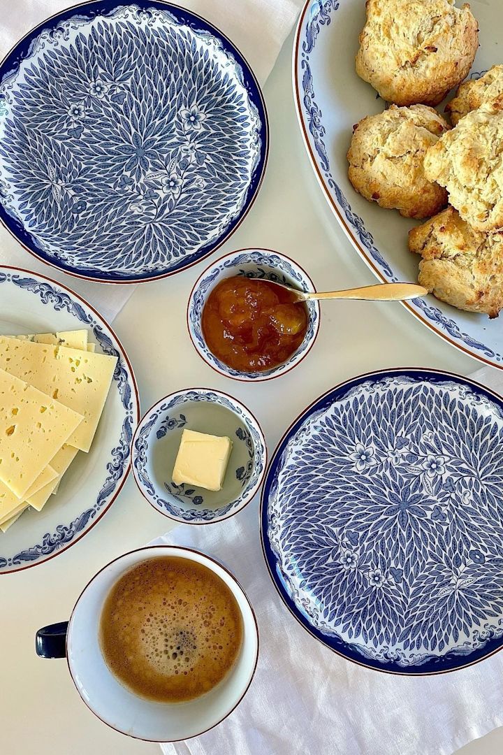 Valentinstag zu Hause: Servieren Sie ein gemütliches Frühstück für Ihren Schatz, mit selbstgemachten Brötchen, Kaffee und Marmelade, serviert auf dem Ostindia-Geschirr von Rörstrand wie bei @12delar.