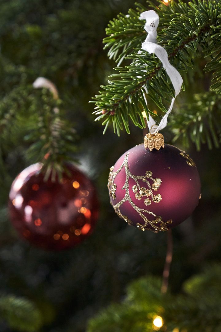 Dekorieren Sie Ihren Baum dieses Jahr mit dem Weihnachtsbaumschmuck 2021 in den 4 verschiedenen Stilen der Nest Trends – Nurture, Share, Boost und Cultivate. Hier sehen Sie die Cadelia Weihnachtskugel von Lene Bjerre.