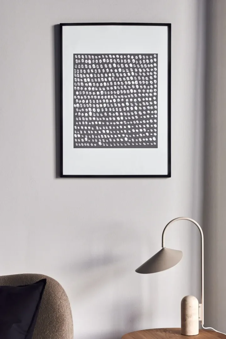 17 stilvolle Poster, mit denen Sie Ihr Zuhause dekorieren können - hier sehen Sie  das abstrakte Multitude-Poster von Scandi Living in Grau- und Weißtönen.