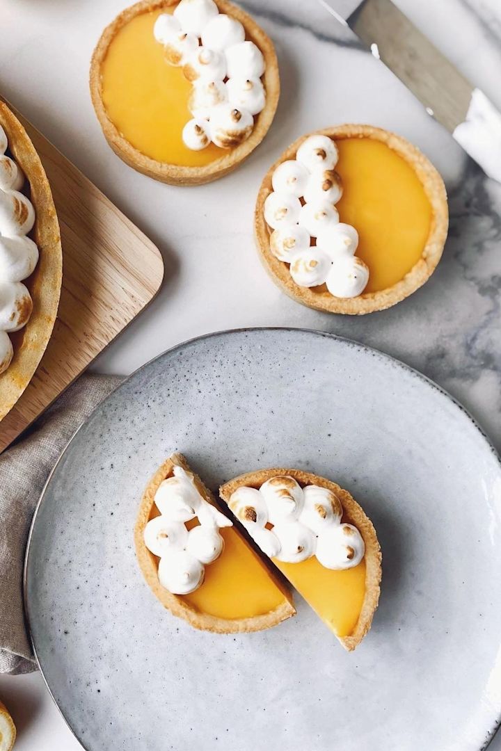 Valentinstag zu Hause: Backen Sie einen Zitronenkuchen als Dessert zum Valentinstag und servieren Sie diesen auf einem Teller der Rustic-Kollektion von House Doctor, hier zu sehen bei @amandaaelizaeats.