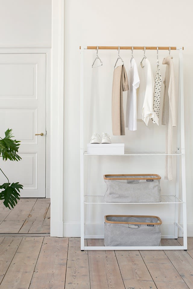 Organisieren Sie Ihr Schlafzimmer mit einem Kleiderständer wie diesem in Weiß von Brabantia.