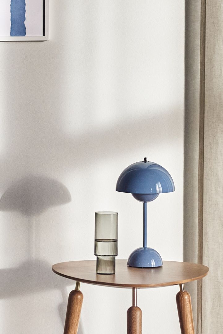 Bringen Sie Pastellfarben in Ihr Interieur, indem Sie mit der tragbaren Tischleuchte Flowerpot VP9 von &Tradition in Hellblau dekorieren.