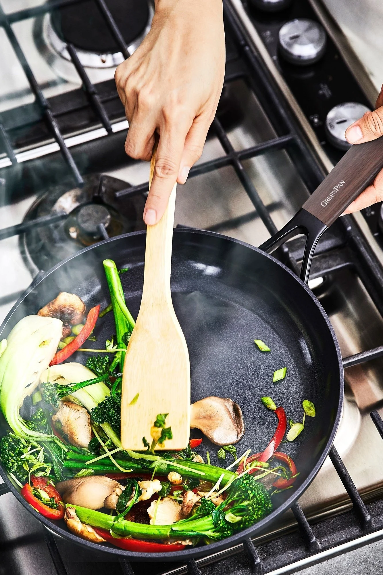 In der Eco Smartshape Pfanne von GreenPan wird asiatisches Gemüse angebraten.