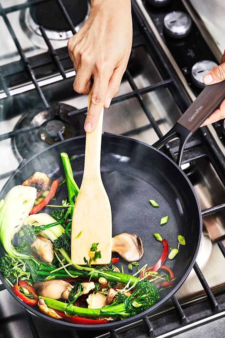 In der Eco Smartshape Pfanne von GreenPan wird asiatisches Gemüse angebraten.