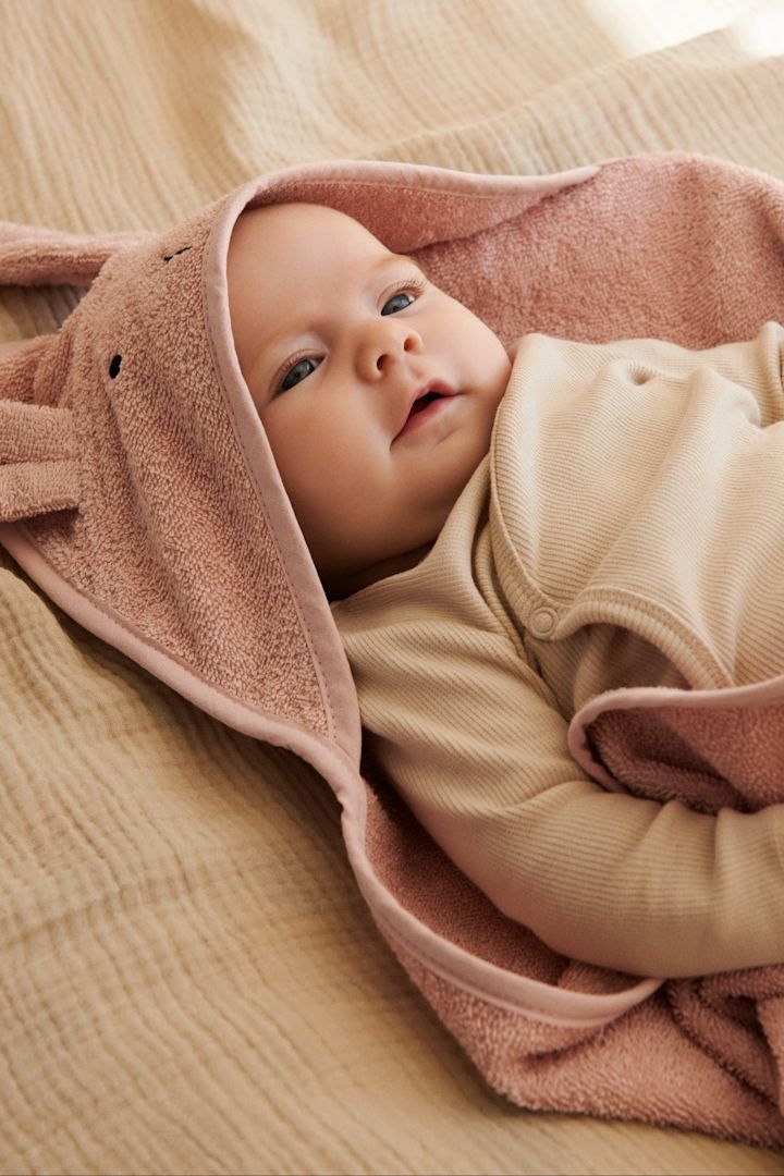 Badetücher mit Kapuze wie das Albert Badetuch mit Kapuze von Liewood hält das Baby auch nach dem Baden warm, wenn es besonders gefährdet ist, auszukühlen. Daher sind Badetücher wie dieses ein tolles Geschenk zur Babyparty.