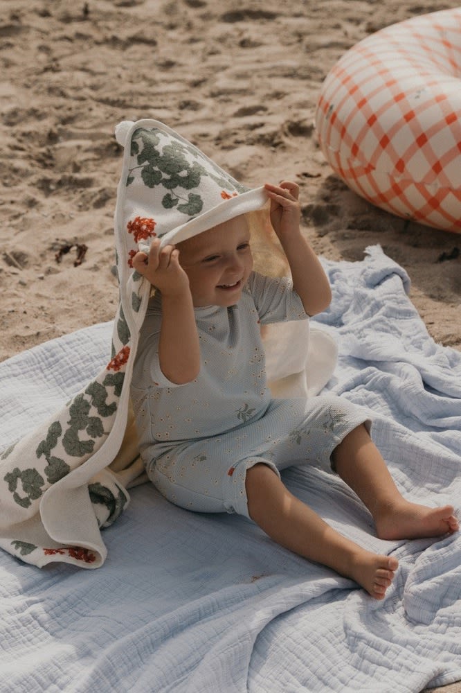 Badetücher mit Kapuze wie das Sand Terry Kapuzenhandtuch von Garbo&Friends hält das Baby auch nach dem Baden warm, wenn es besonders gefährdet ist, auszukühlen. Daher sind Badetücher wie dieses ein tolles Geschenk zur Babyparty.
